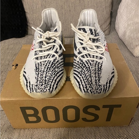 Yeezy Boost 350 v2 Zebra - Picture 4 of 10